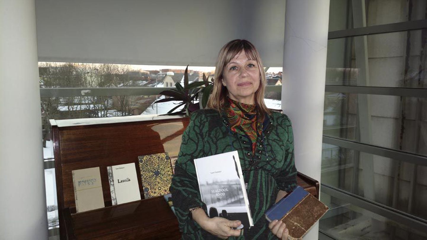 Kalli Kuhi, ühes käes Lauri Sommeri «Sealpool sood» ja teises Kusta Toome «Otsijad» – ainuke Toome raamat Viljandi raamatukogus.
