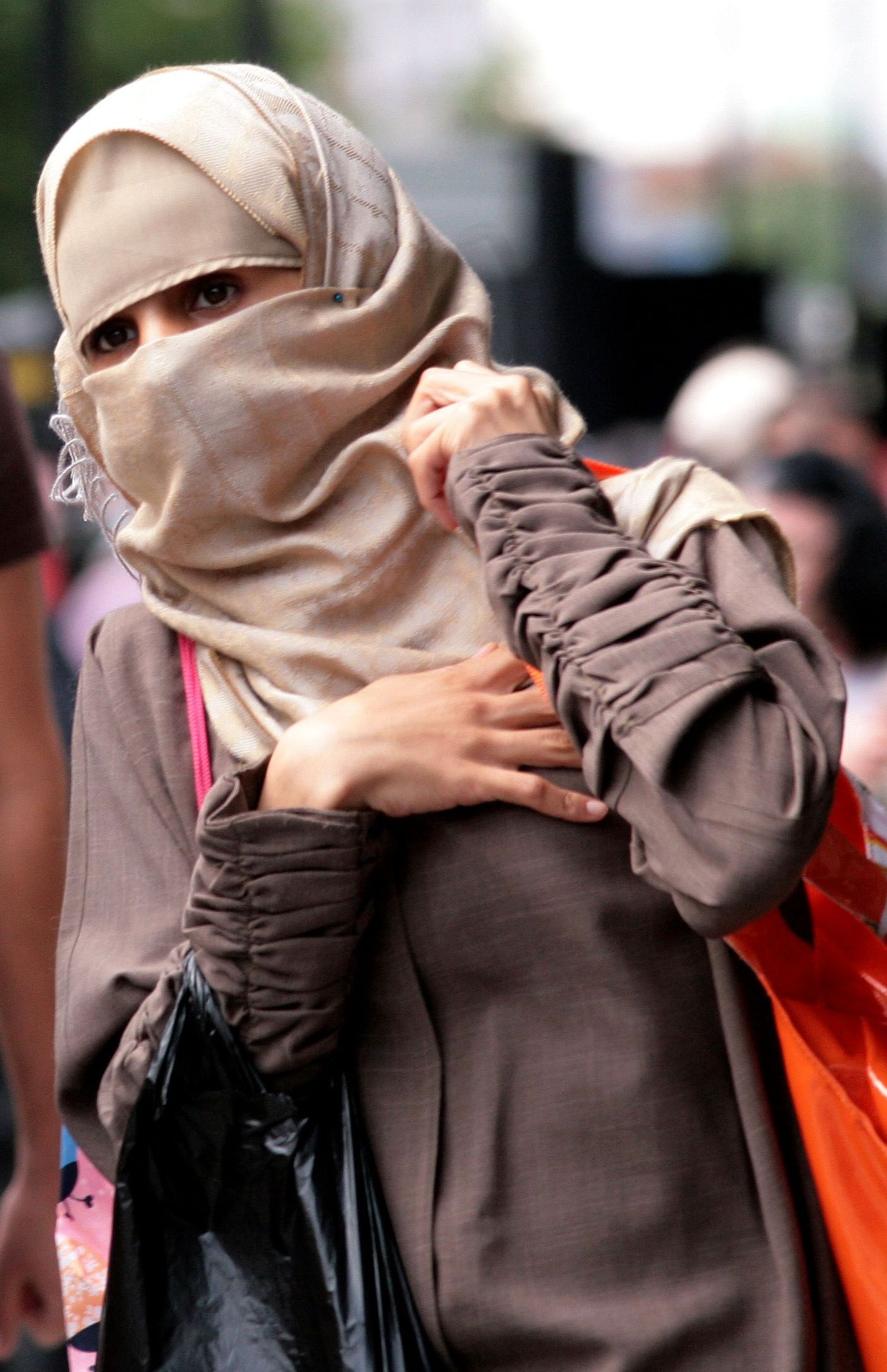 Burkat kandev naine Londonis.