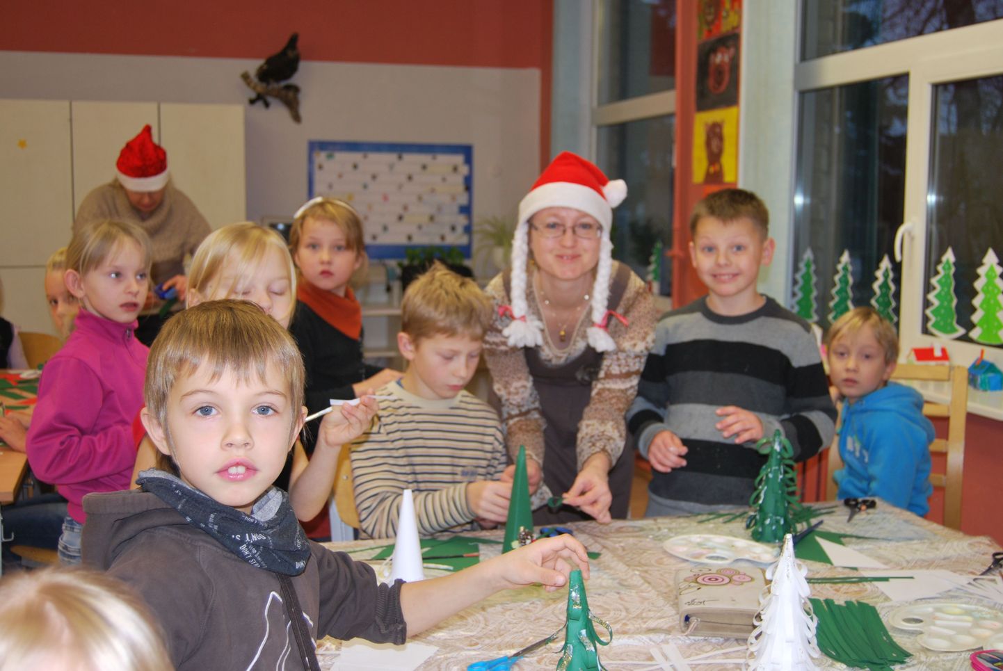 Raeküla kooli õpilased meisterdasid töötubades jõulukaunistusi.