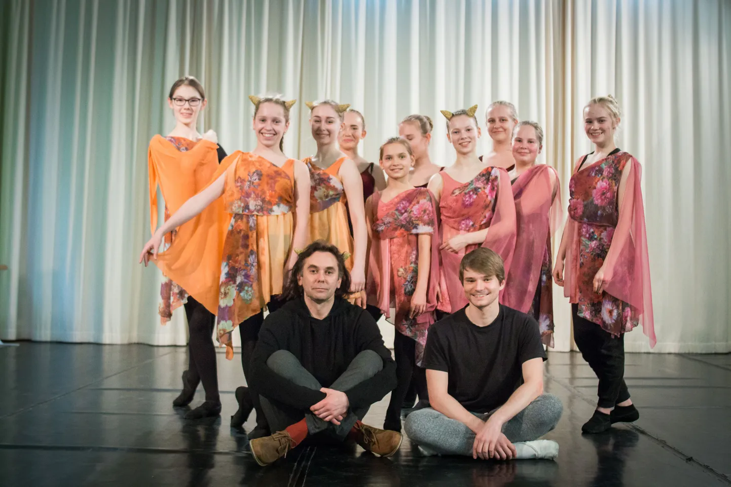 Kaurikooli balletinoored koos juhendajate Dmitri Harchenko ja Mehis Saaberiga valmistumas balletigalaks.