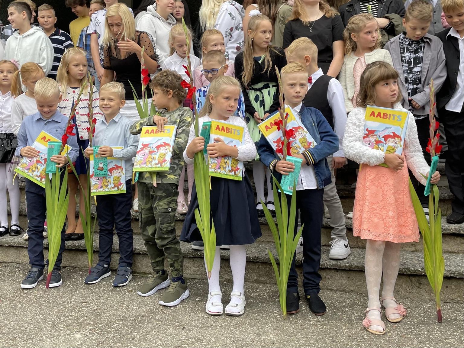 Vastsed koolijütsid saavad peagi oma esimesed aabitsad.