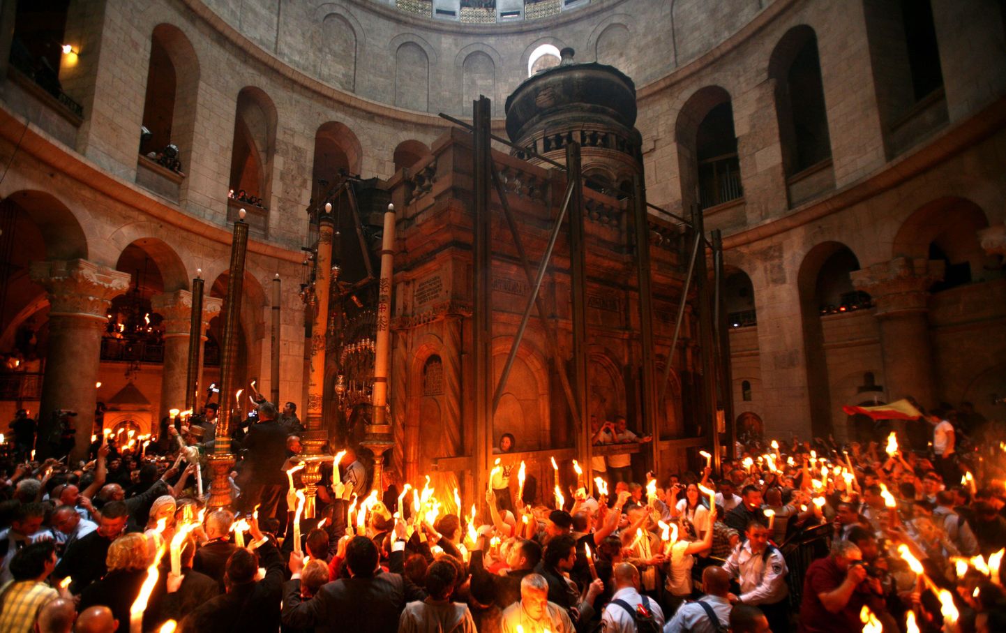 Благодатный огонь считается одним из чудес православного христианства. Архивное фото.