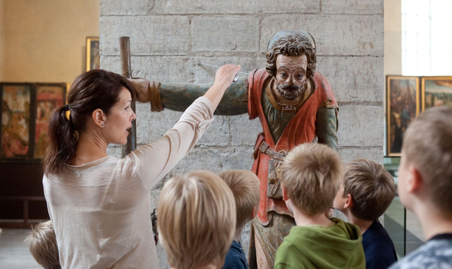 Kunstimuuseumi ühe euro päev Niguliste kirikus. Lapsi saadab Niguliste muuseumi haridustöö kuraator Külli Kaus.