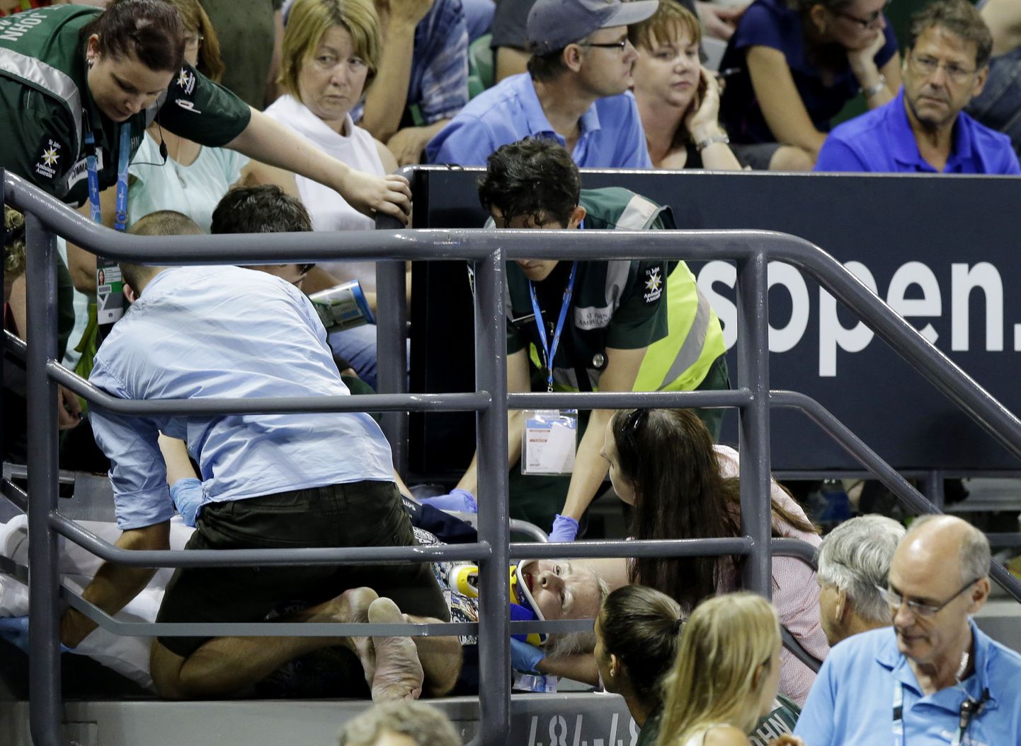 Austraalia lahtistel tennisemeistrivõistlustel tuli kohtumine katkestada, sest trepil kukkunud pealtvaataja vajas arstiabi.