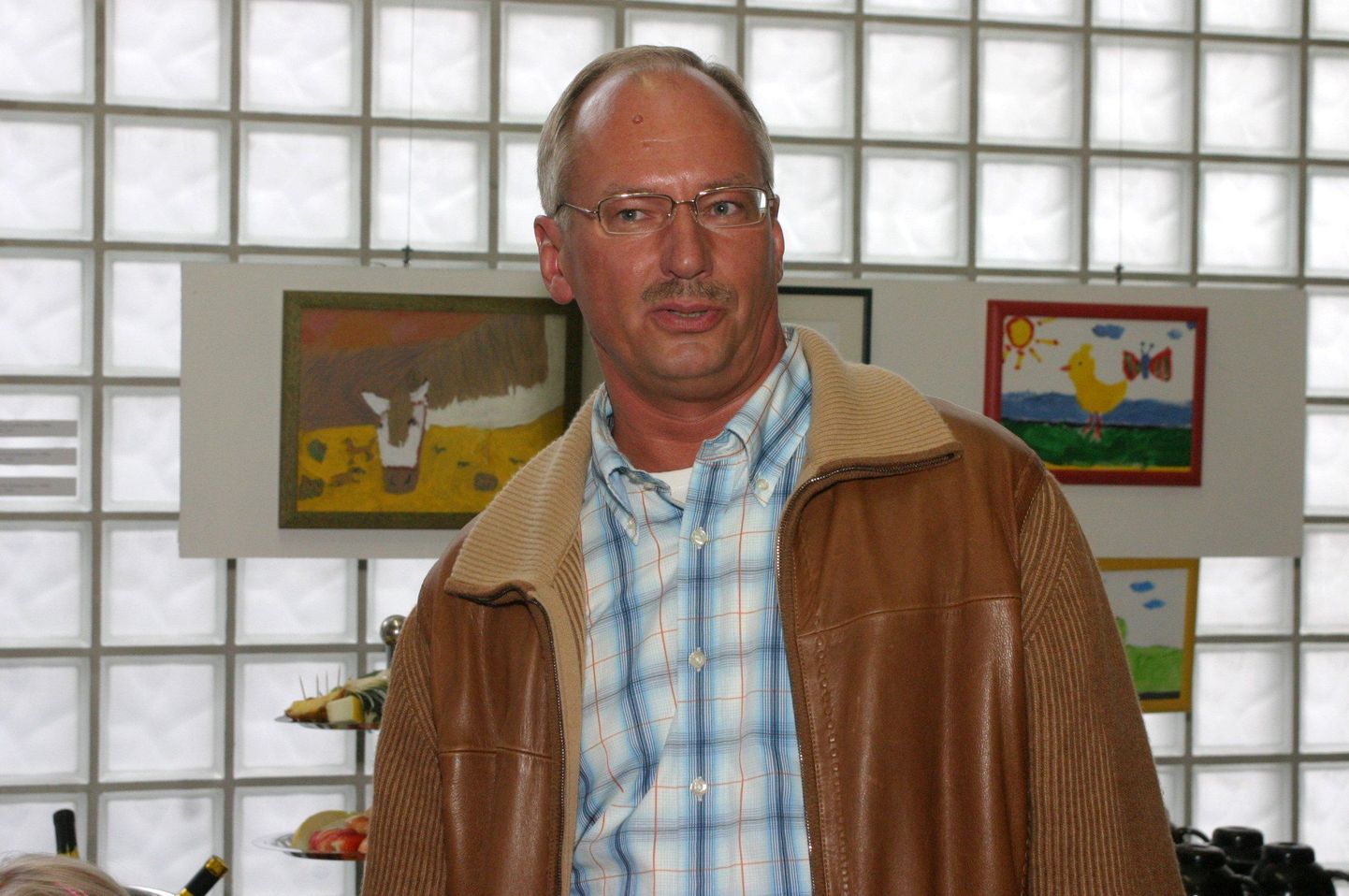 Ekspankur Guido Sammelselg 2005. aastal oma maalikogu näituse avamisel Vaal galeriis.