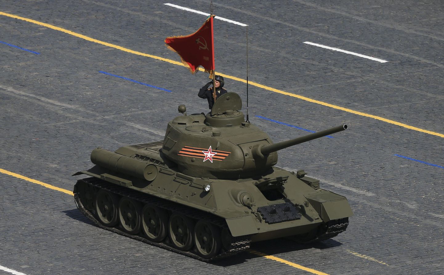 T-34-85 tank võidupüha paraadil Moskvas