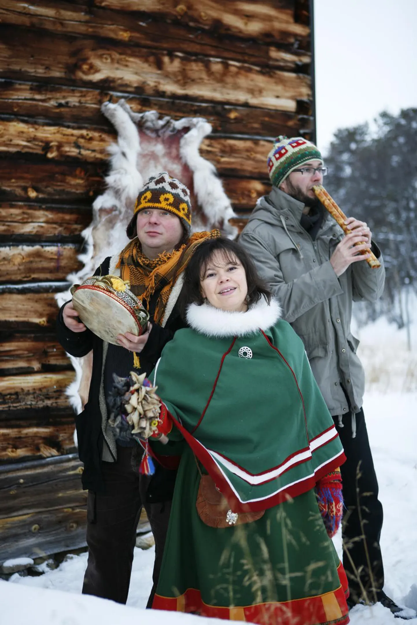 Ulla Pirttijärvi, Marko Jouste ja Mikko Vanhasalo esitavad muusikat, mille juured on sügaval saami kultuuris.