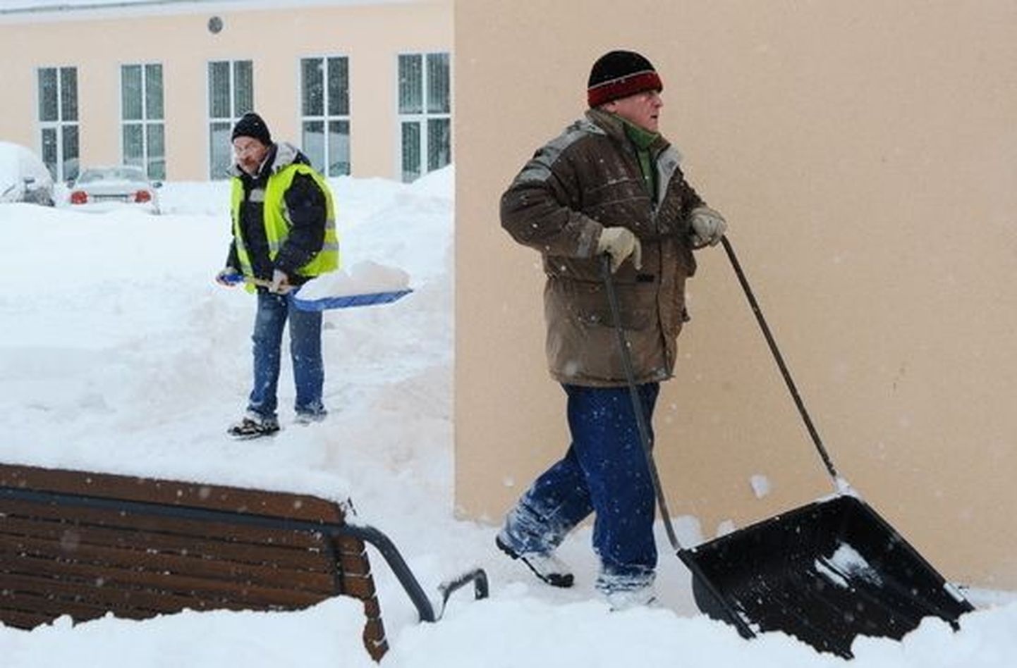 Безработные на уборке снега в Таллинне.