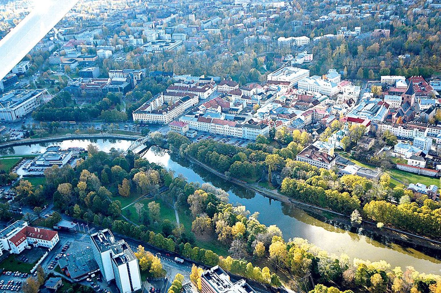 Linnavalitsus sõnastas Tartu kesklinna arenguvisiooni: kesklinn on suurema osa ööpäevast elav, üha enam jalakäijasõbralik, inimmõõtmeline, linnaelanikule, üliõpilasele ja külastajale suunatud aasta ringi toimiva atraktiivse avaliku ruumiga võimalusterohke elamise, õppimise, «tarkade» töökohtade, vaba aja veetmise, ostlemise ja asjaajamise koht.