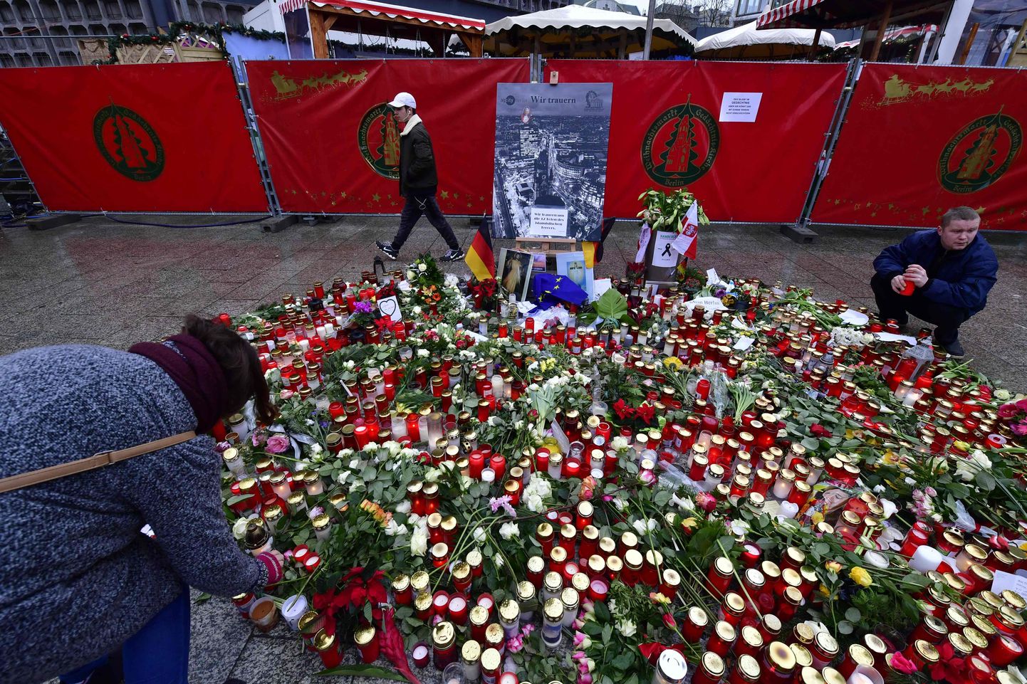 Terrorirünnaku toimumispaika toodud lilled ja küünlad.
