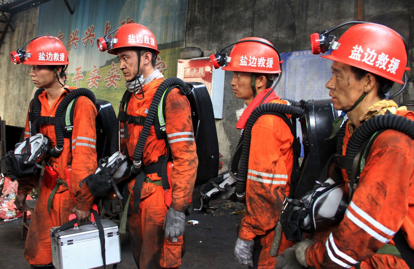 Päästjad valmistuvad kaevanduse plahvatuses ellujäänuid otsima minema