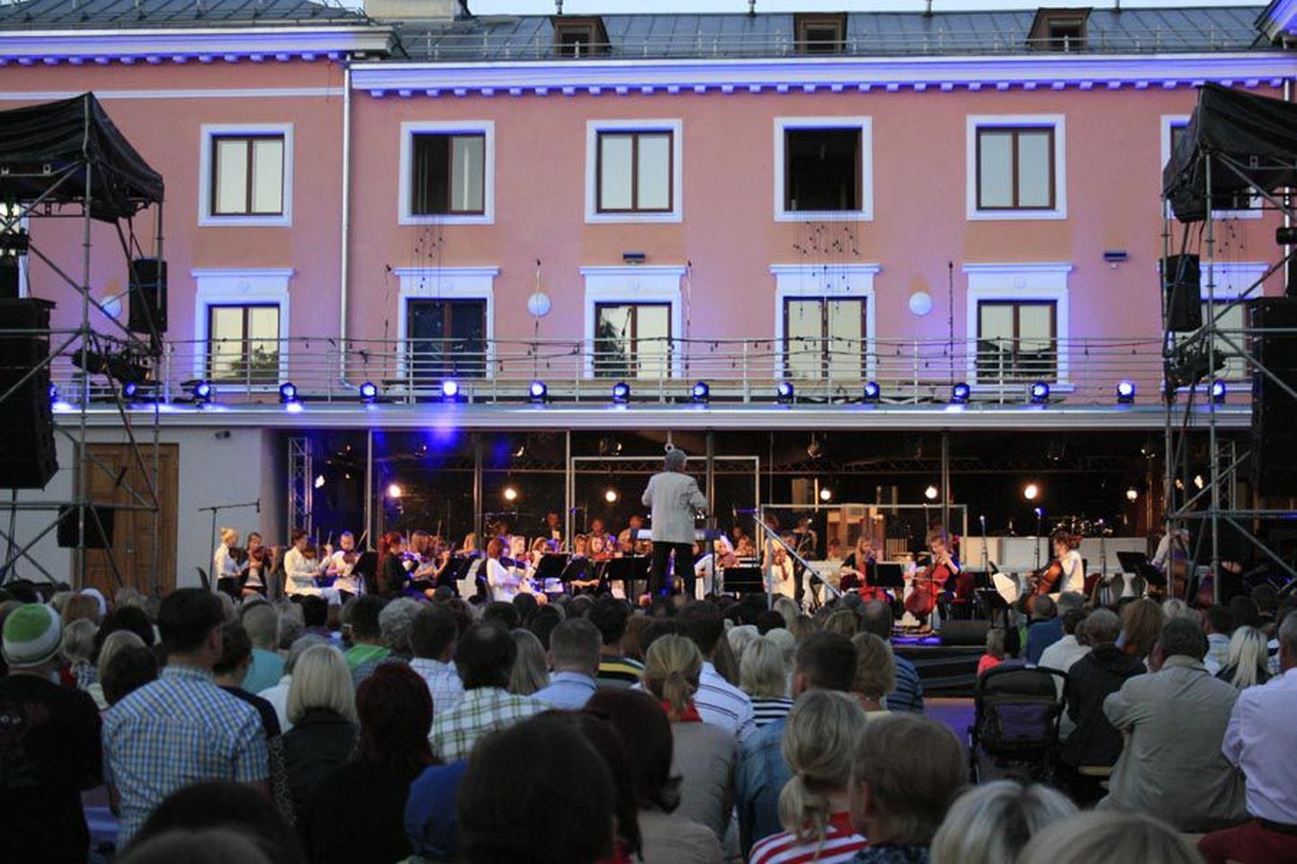 Sakala keskuse hoovis esinesid hansapäevadel sümfoonikud. Täna on roosa maja õuelavale oodata ligi kaheksatkümmet orkestranti ja paarikümmet lauljat.