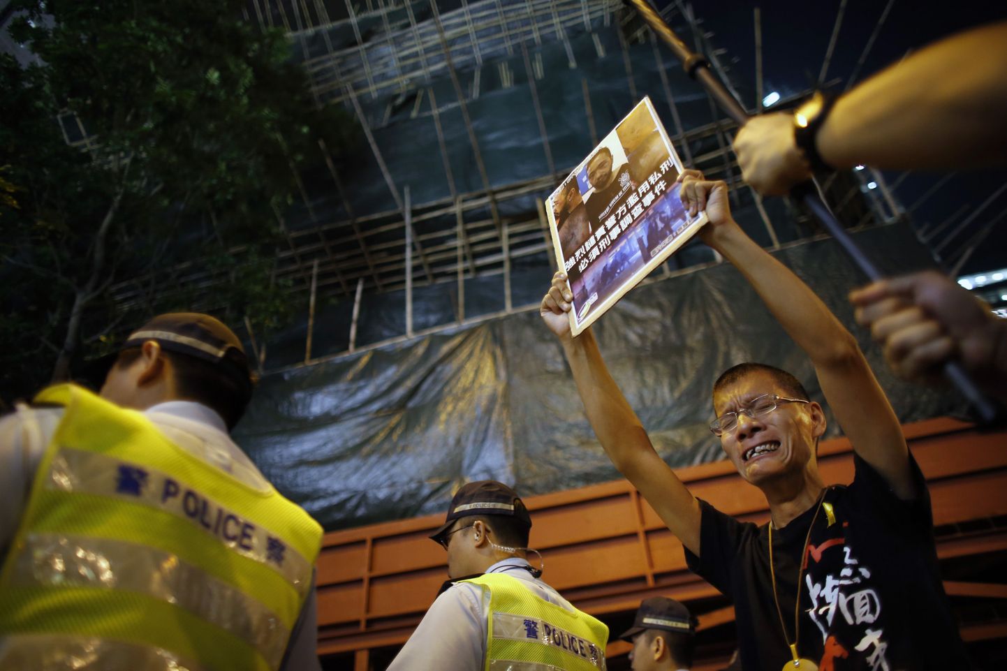 Demokraatiameelsed Hongkongi elanikud nõuavad haiglasse sattunud protestija Ken Tsang Kin-chiu peksmise uurimist. Väidetavalt tegid seda politseinikud.
