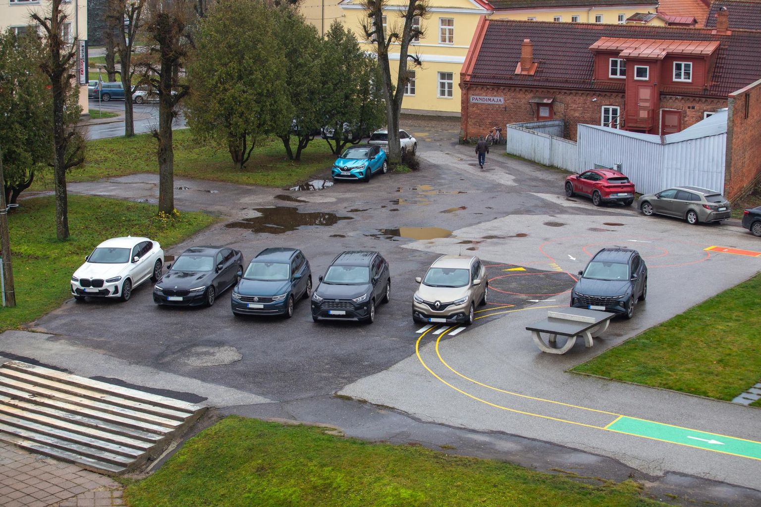 Neljapäeva pärastlõunal oli Rubiini platsile pargitud terve hulk sõidukeid.