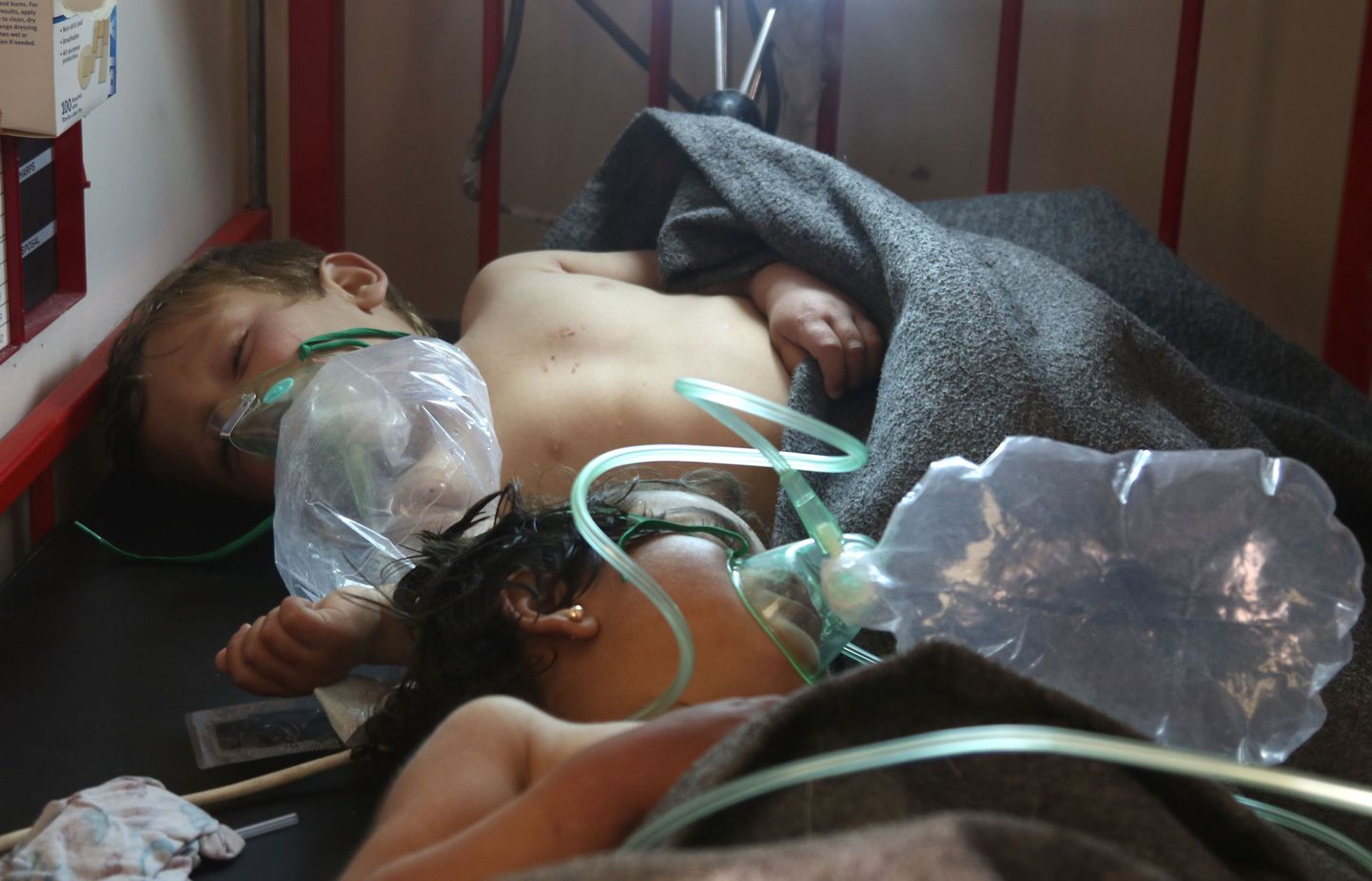 Дети, пострадавшие в результате химической атаки в Сирии.