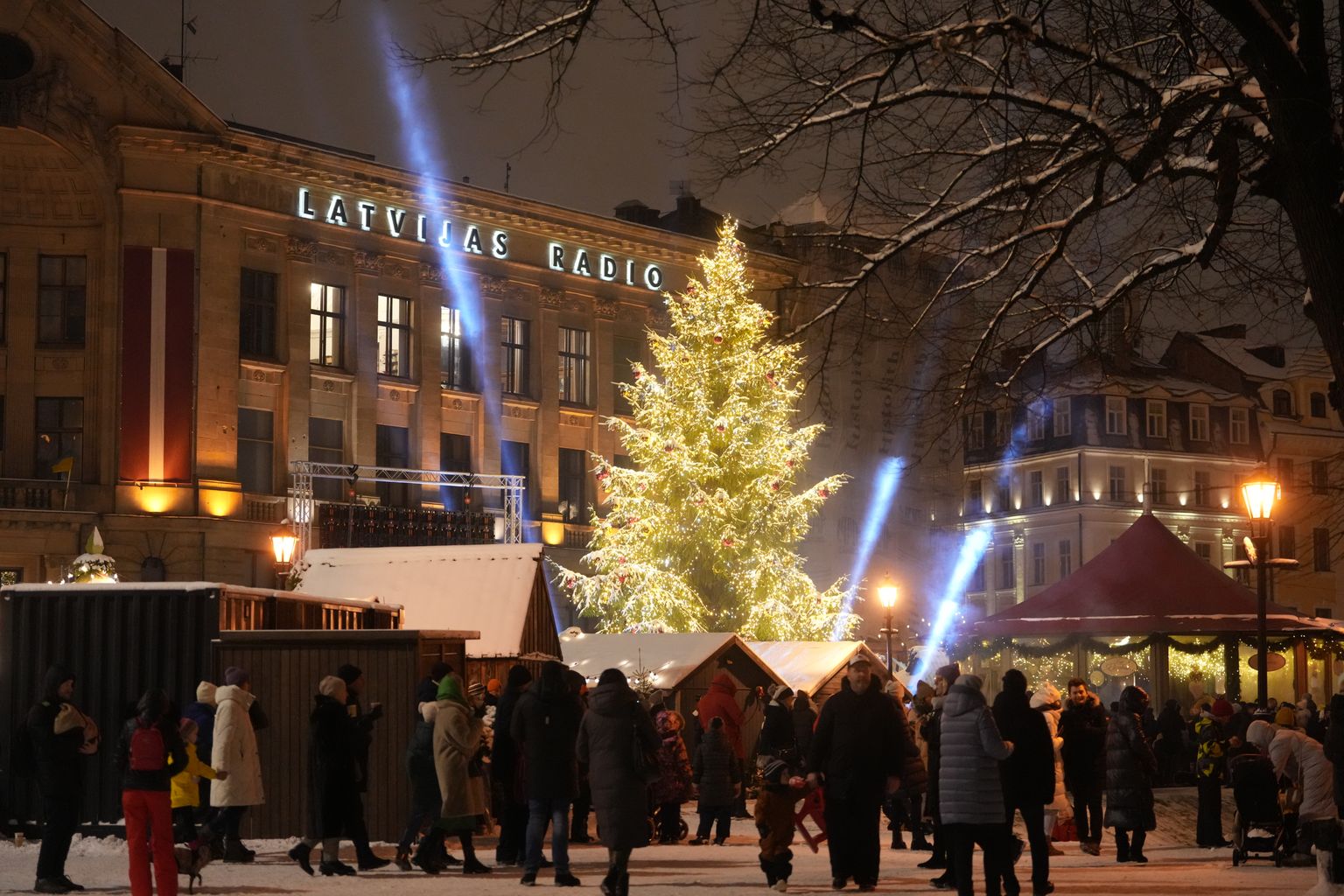 Ziemassvētku egle Doma laukumā.