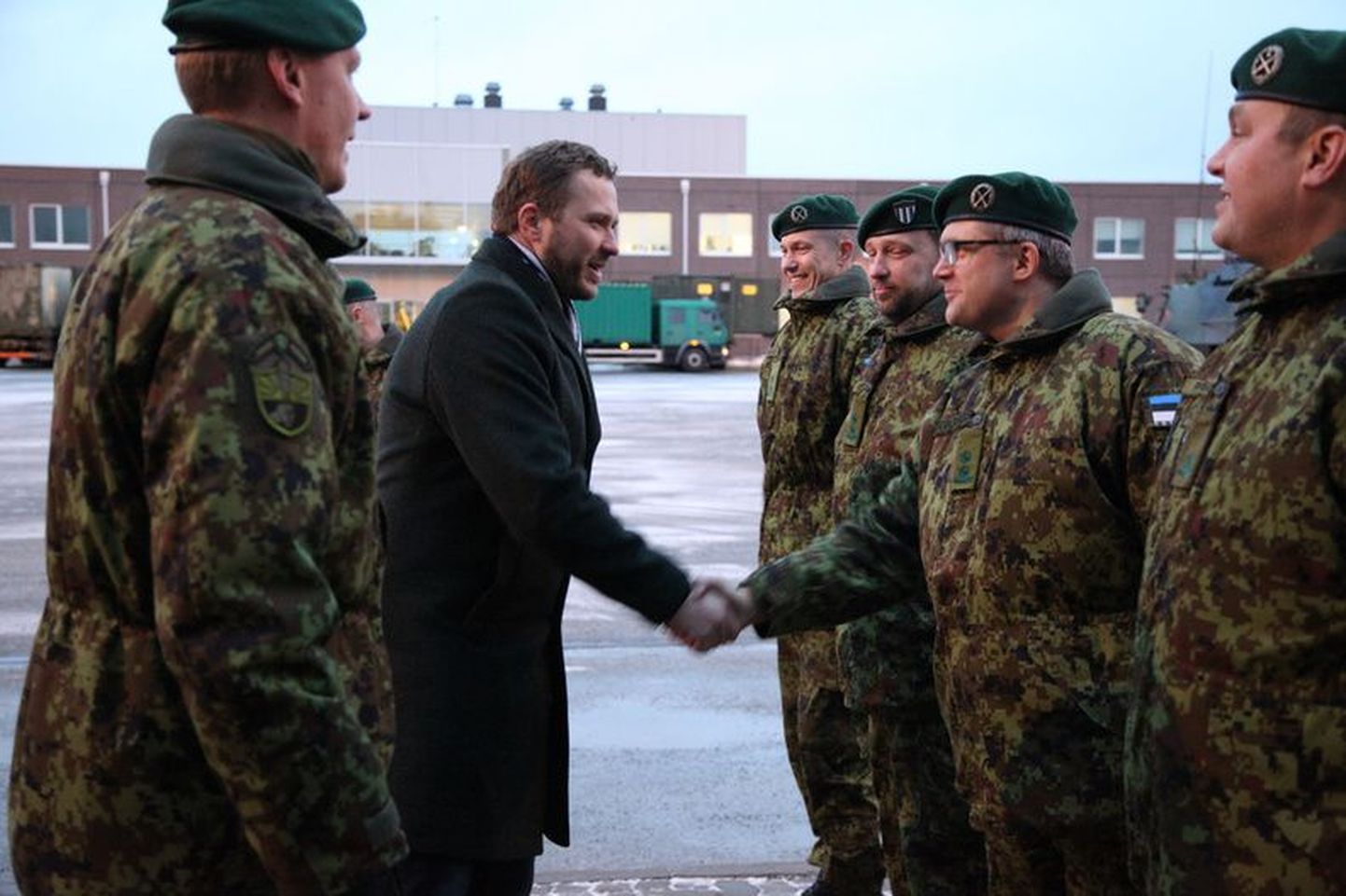 Ministrid Ratas ja Tsahkna külastasid Tapa sõjaväelinnakut.