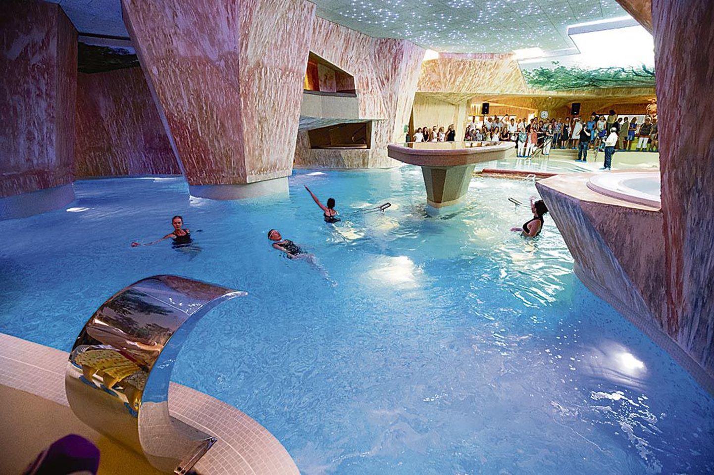 Viiking Saaga suur bassein on pilkupüüdev ja pakub lõõgastumiseks eri võimalusi.