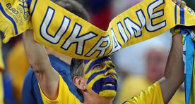 Видео: украинские футбольные фанаты подрались с финскими полицейскими