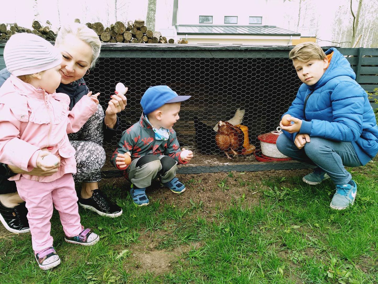 Sigrid Martinson oma kolme lapsega.
