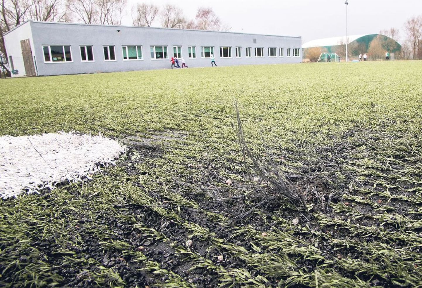 Pärnu ühisgümnaasiumi juures oleva jalgpalliplatsi tehiskate on läbi mis läbi.