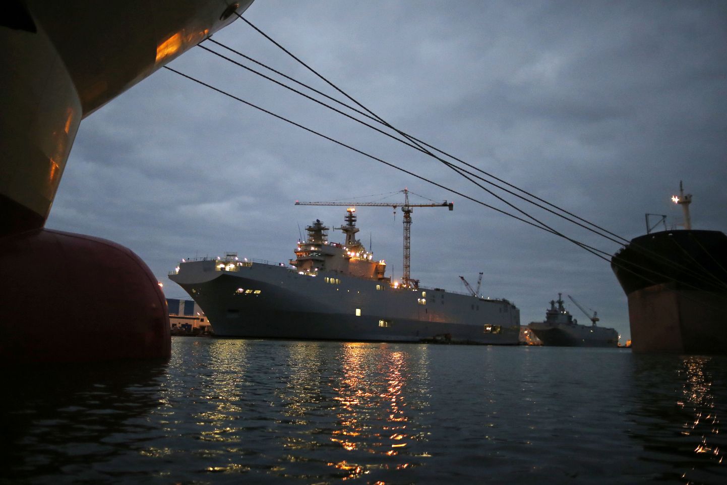 Venemaa tellimusel ehitatud Mistral-tüüpi dessantlaevad Sevastopol (vasakul) ja Vladivostok Prantsusmaal  laevafirma STX Les Chantiers de l'Atlantique'i kai ääres Saint-Nazaire'is.