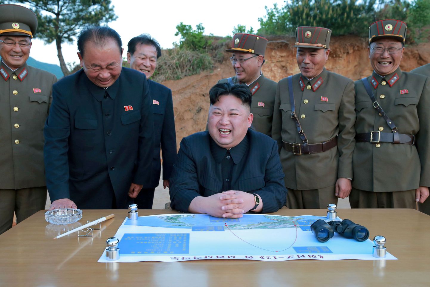 Põhja-Koera liider Kim Jong-un sõjaväelastega.