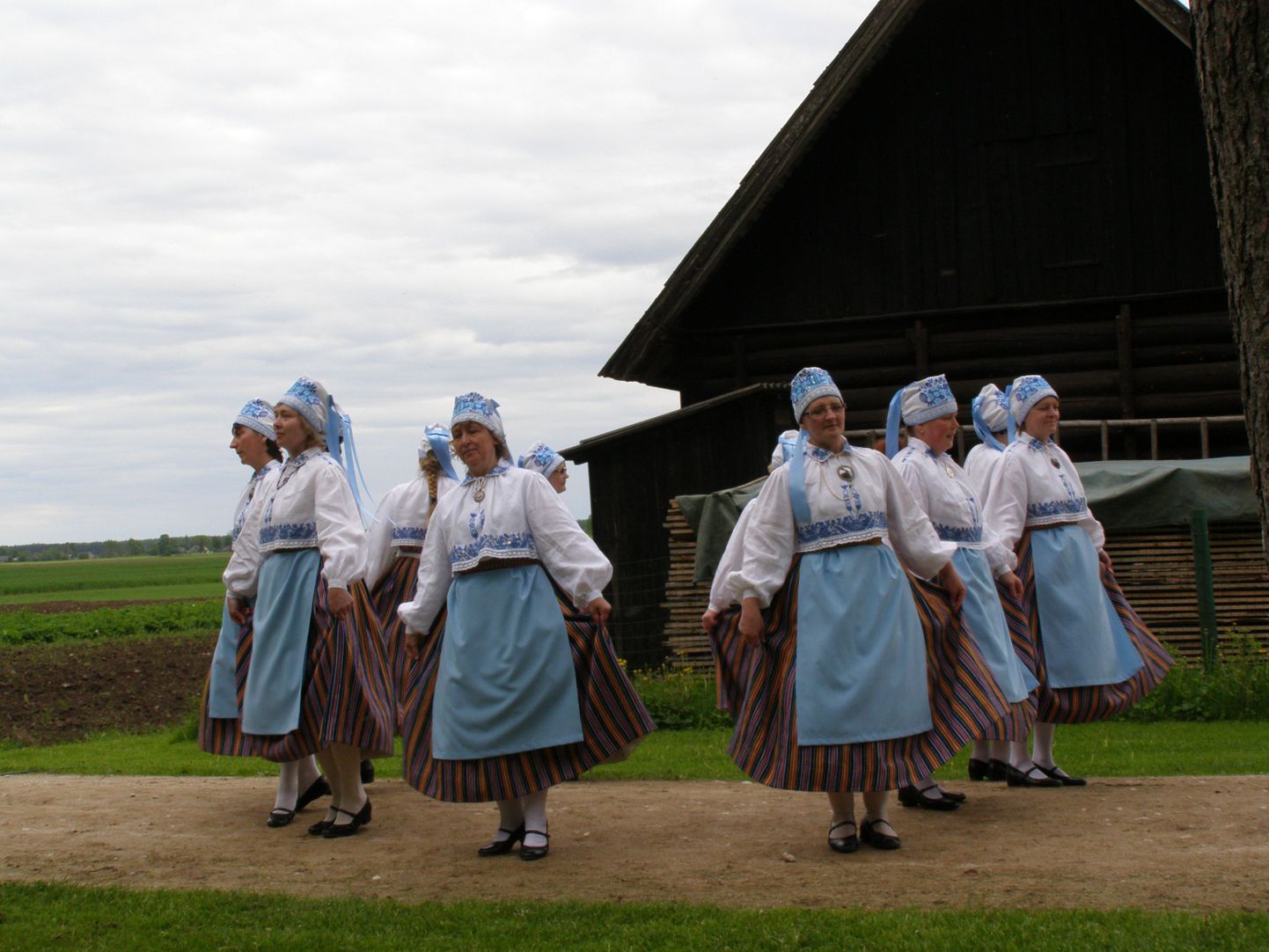 Tantsurühm Maarjakelluke esinemas varasemal külakonverentsil Orguse külas.