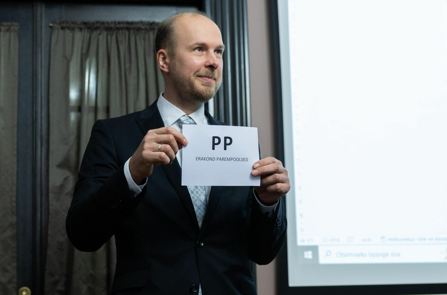 Parempoolsed said vabariigi valimiskomisjoni esimehe Oliver Kase eest veetud liisuheitmisel võidu, mille mõju on pigem sümboolne.