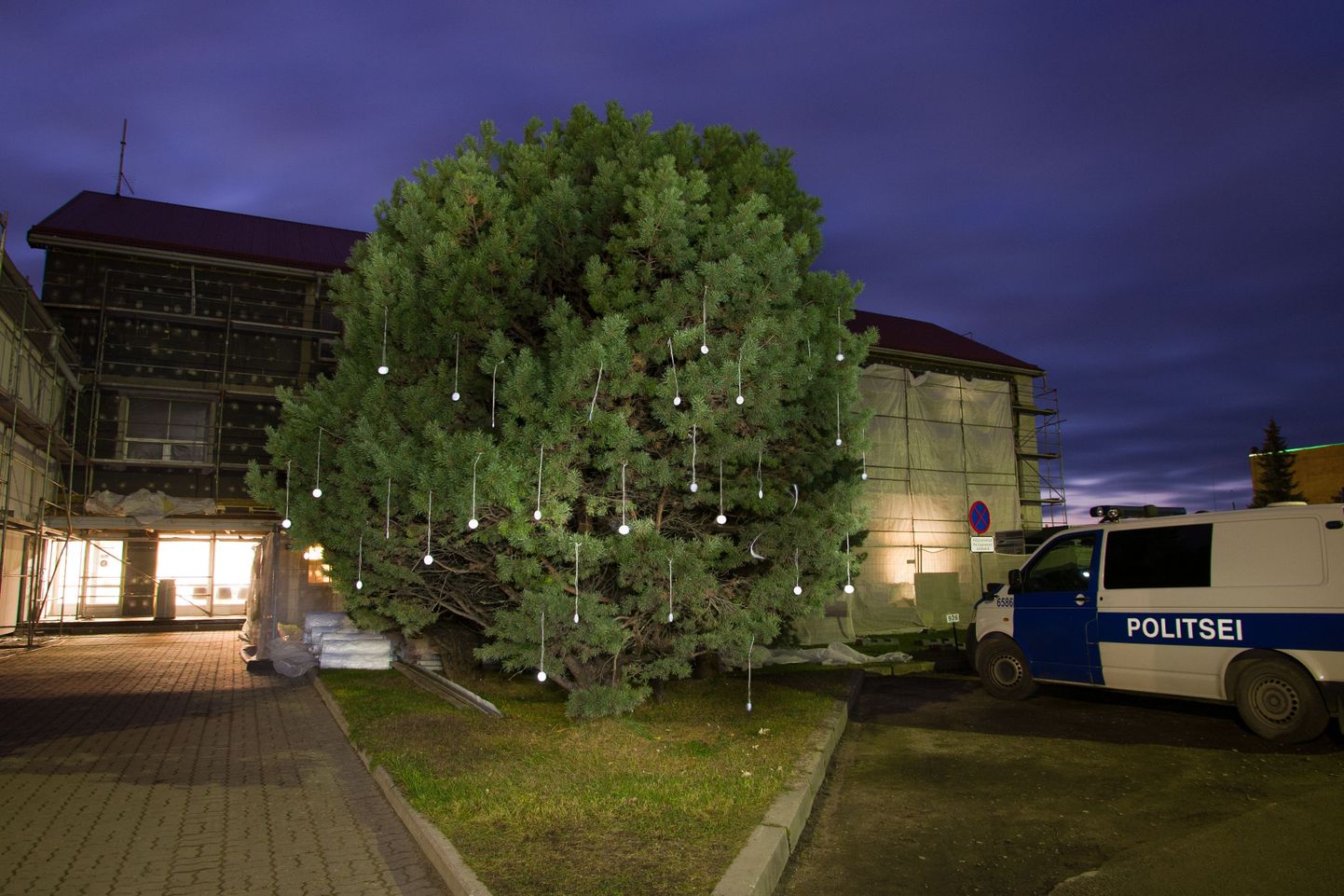 Helkuritega ehitud puu Viljandis politseijaoskonna ees.