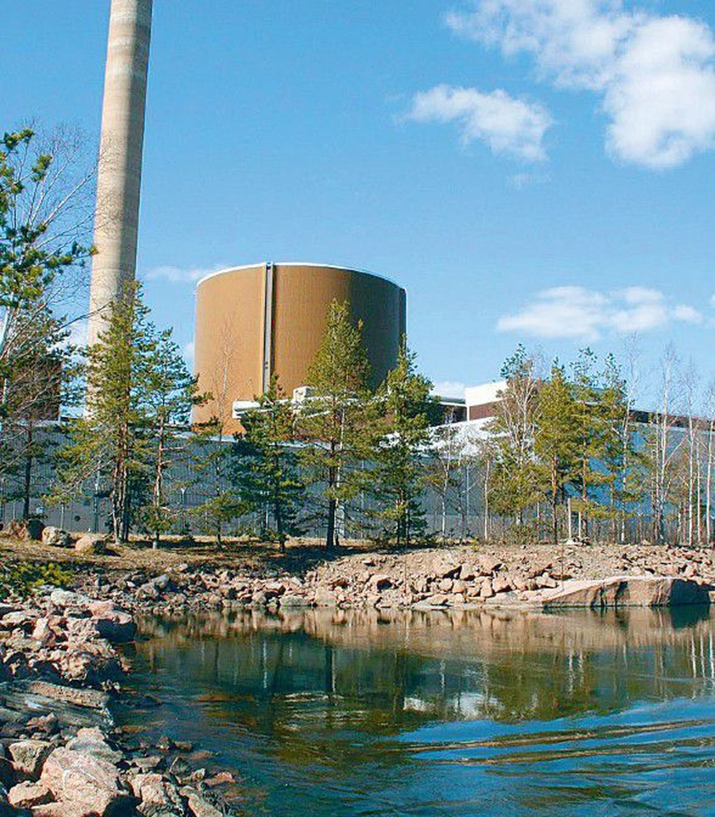Атомная станция Ловийса расположена на морском побережье, поскольку для охлаждения реакторов необходимо большое количество воды. Это, в свою очередь, оказывает влияние на окружающую среду: морская вода в радиусе около километра теплее, чем в других местах.