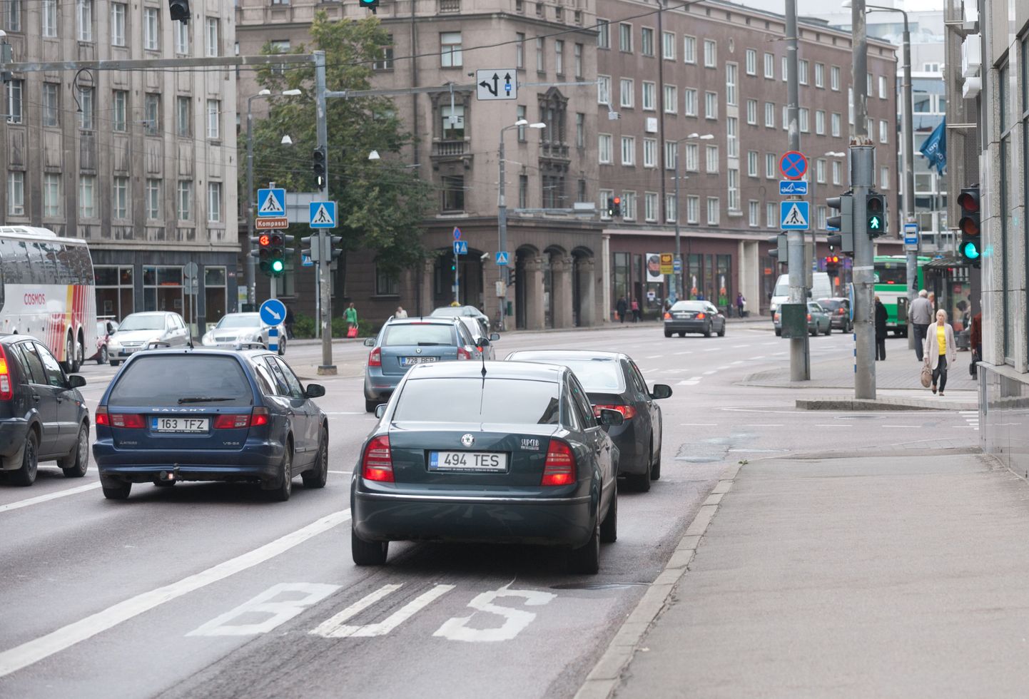 Narva maantee ja Jõe tänava kandis on pühapäeva hommikul lühikesed liiklusseisakud.