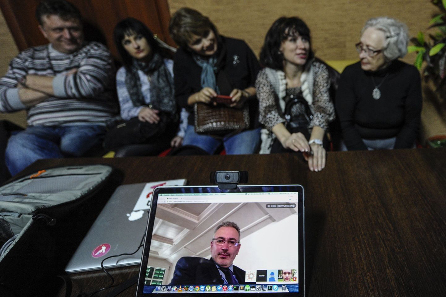 Inimesed jälgivad Mihhail Hodorkovski osalusel toimunud videosilda.