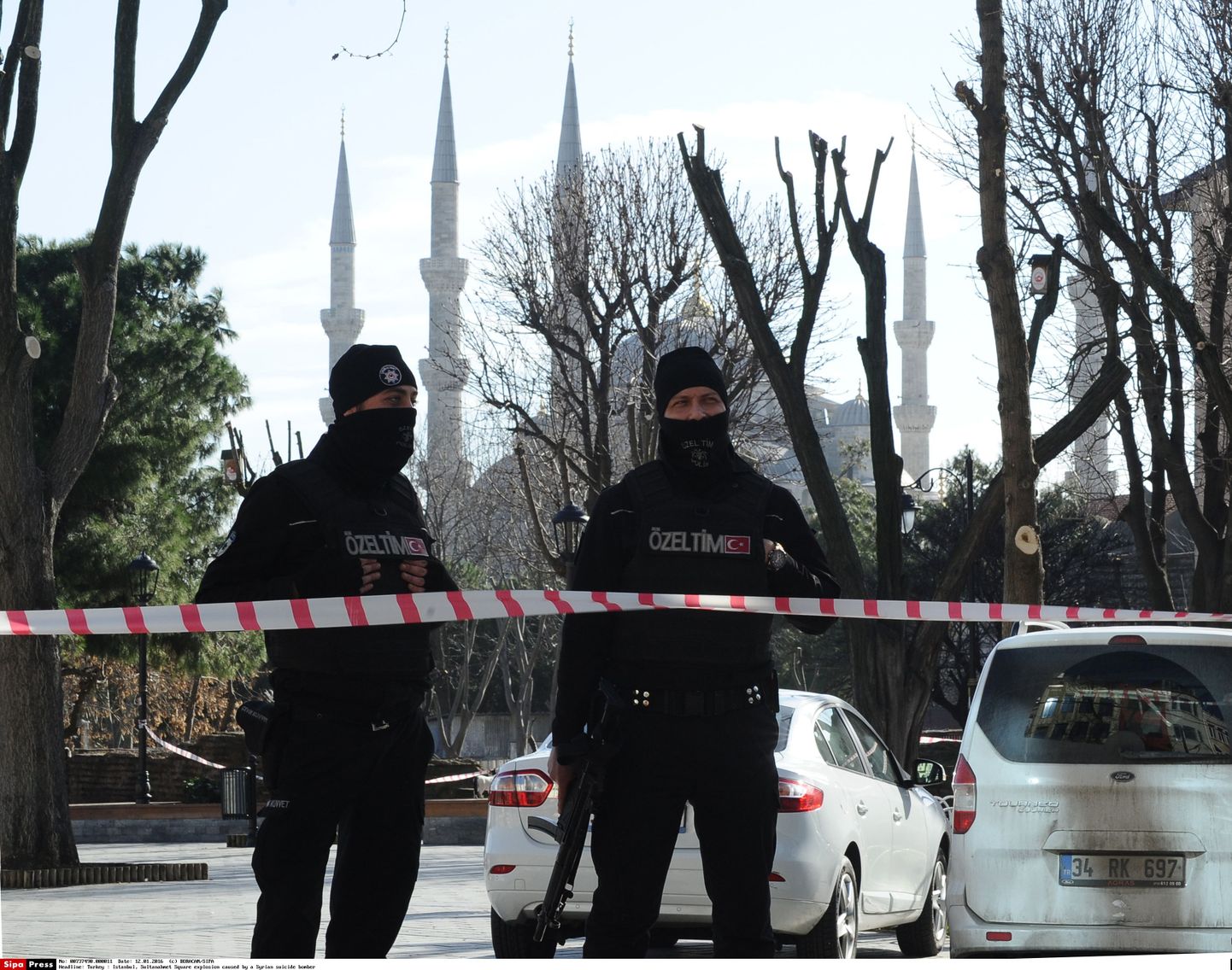 Türgi politseinikud Sultanahmeti terrorirünnaku paiga lähistel.