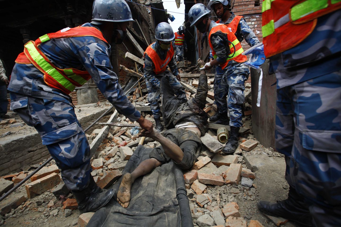 Nepali päästetöötajad ja majarusudest leitud inimene