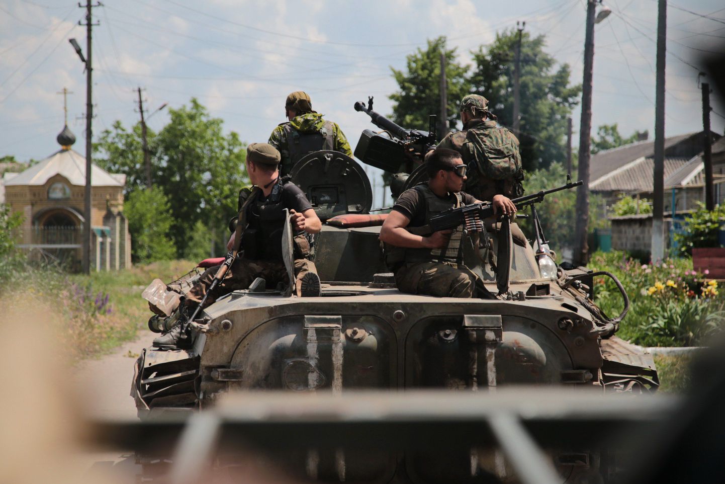 Ukraina sõdurid Marjinka külas patrullimas.