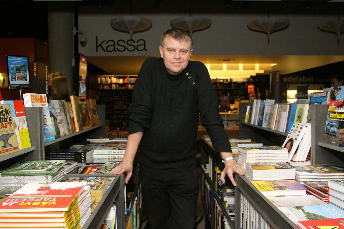 Andrus Kivirähk raamatupoes.