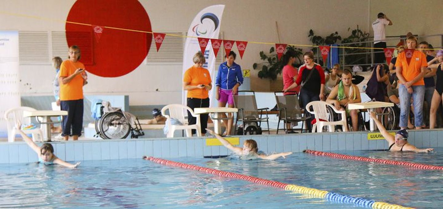 Sportlased paraolümpiakomitee ujumise Eesti meistrivõistluste stardis on kohe asumas võistlustulle.