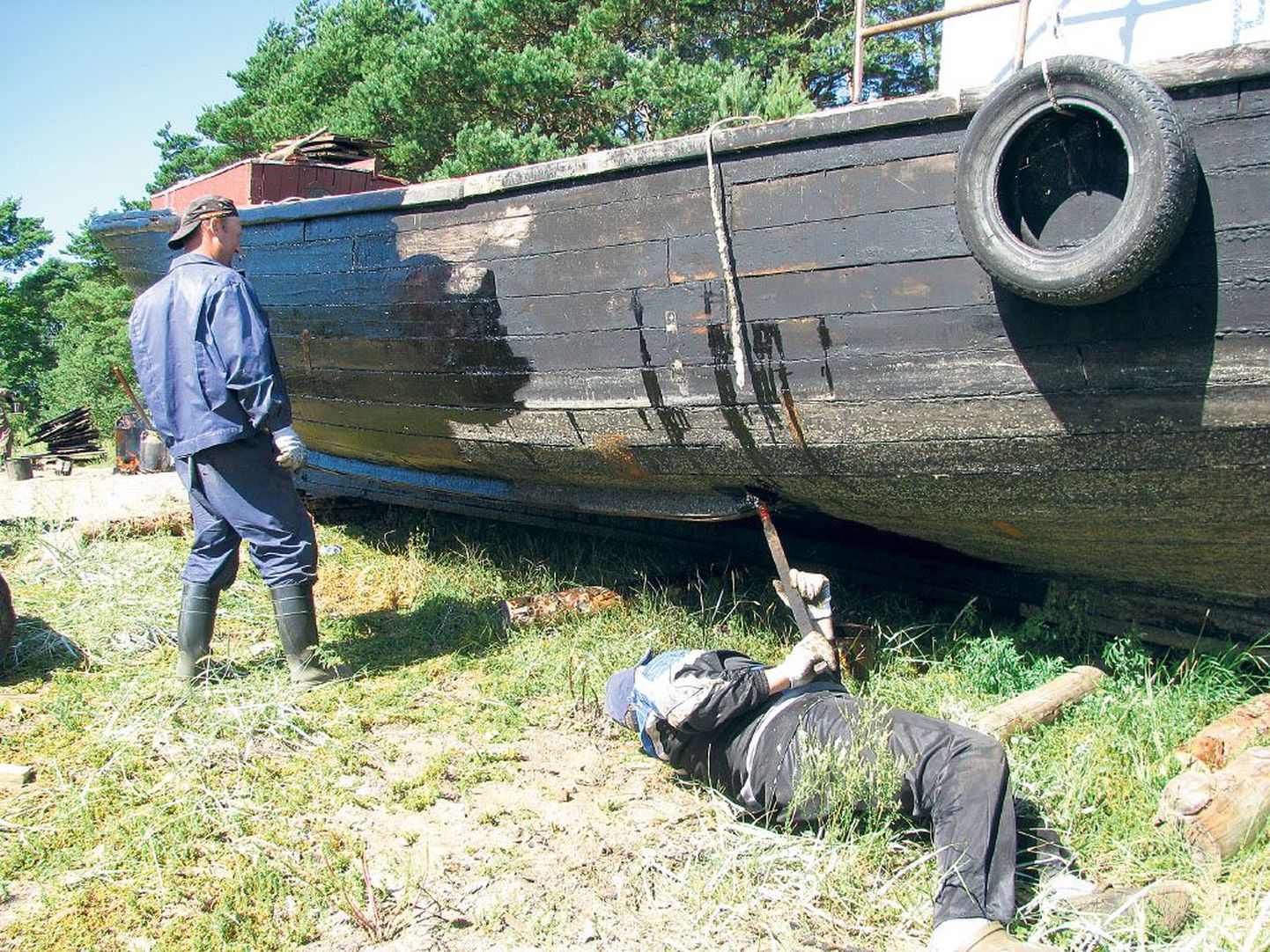 Suaru sadamas tõrvasid Kihnu kutselised kalurid kakuami, aasta pärast tuleb neil sama töö jälle käsile võtta.