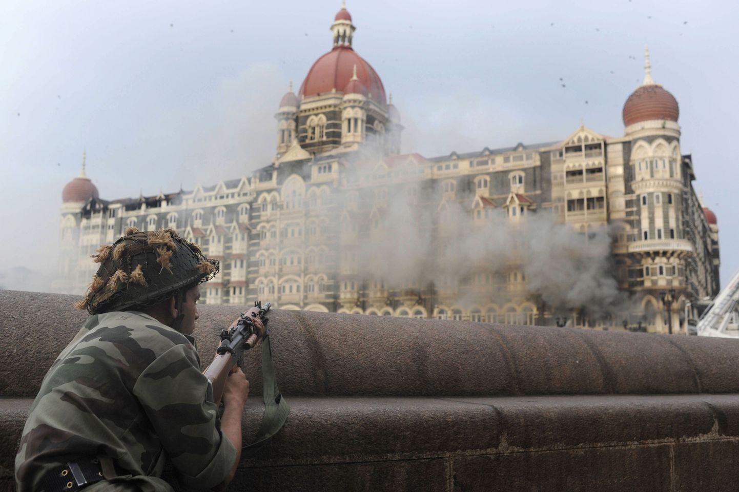 India sõdur piiramas terroristide poolt sihikule võetud Taj Mahali hotelli 2008. aasta novembris