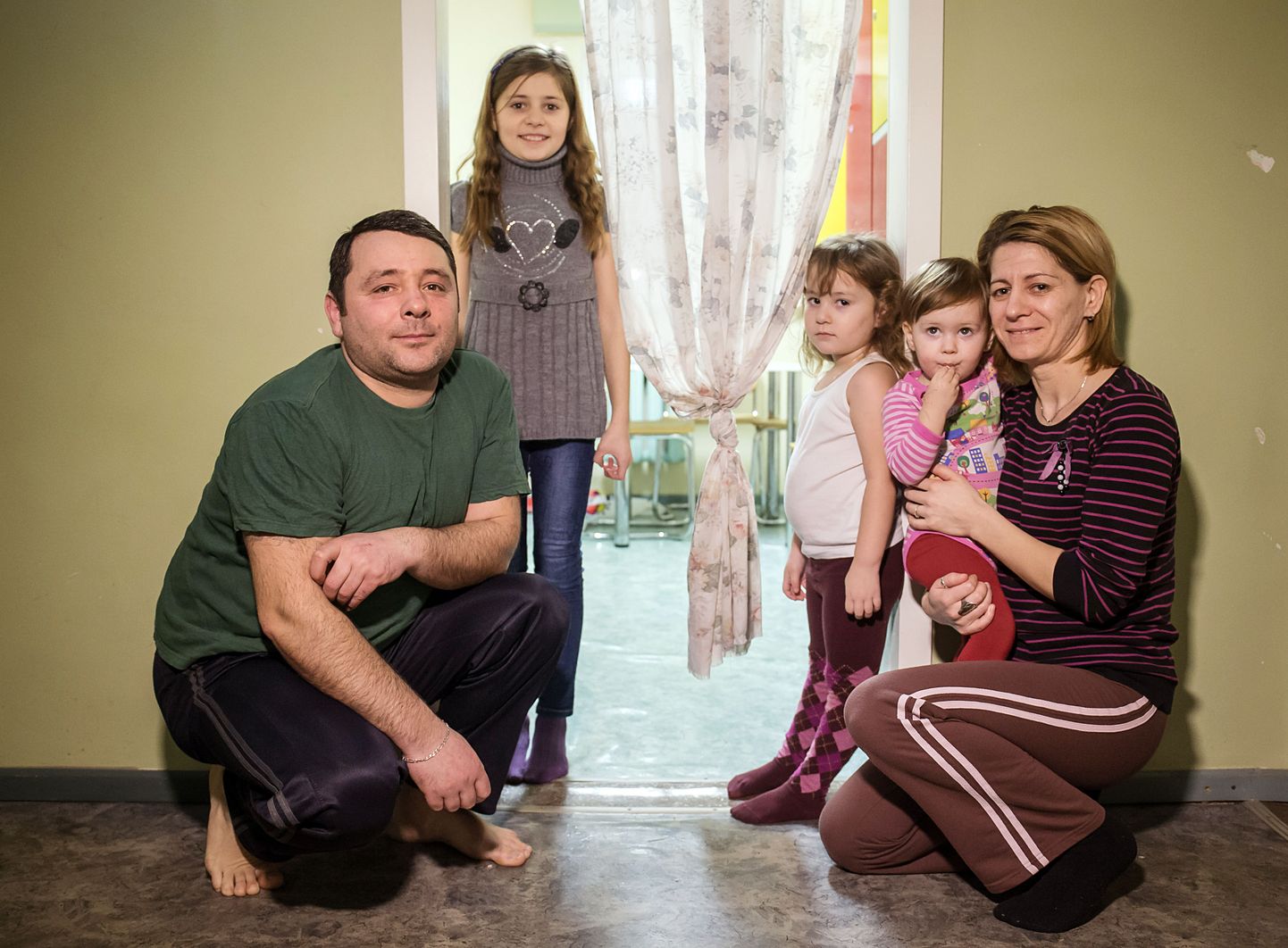 Lääne-Virumaa, Vao. 25JAN16.  Varjupaika taotlevat Albaania perekonda ähvardab väljasaatmine. Isa: Almen. Ema: Manjola. Lapsed:
Amanda (10), Artjona (4) ja Alyssa (1). FOTO: ERIK PROZES / POSTIMEES