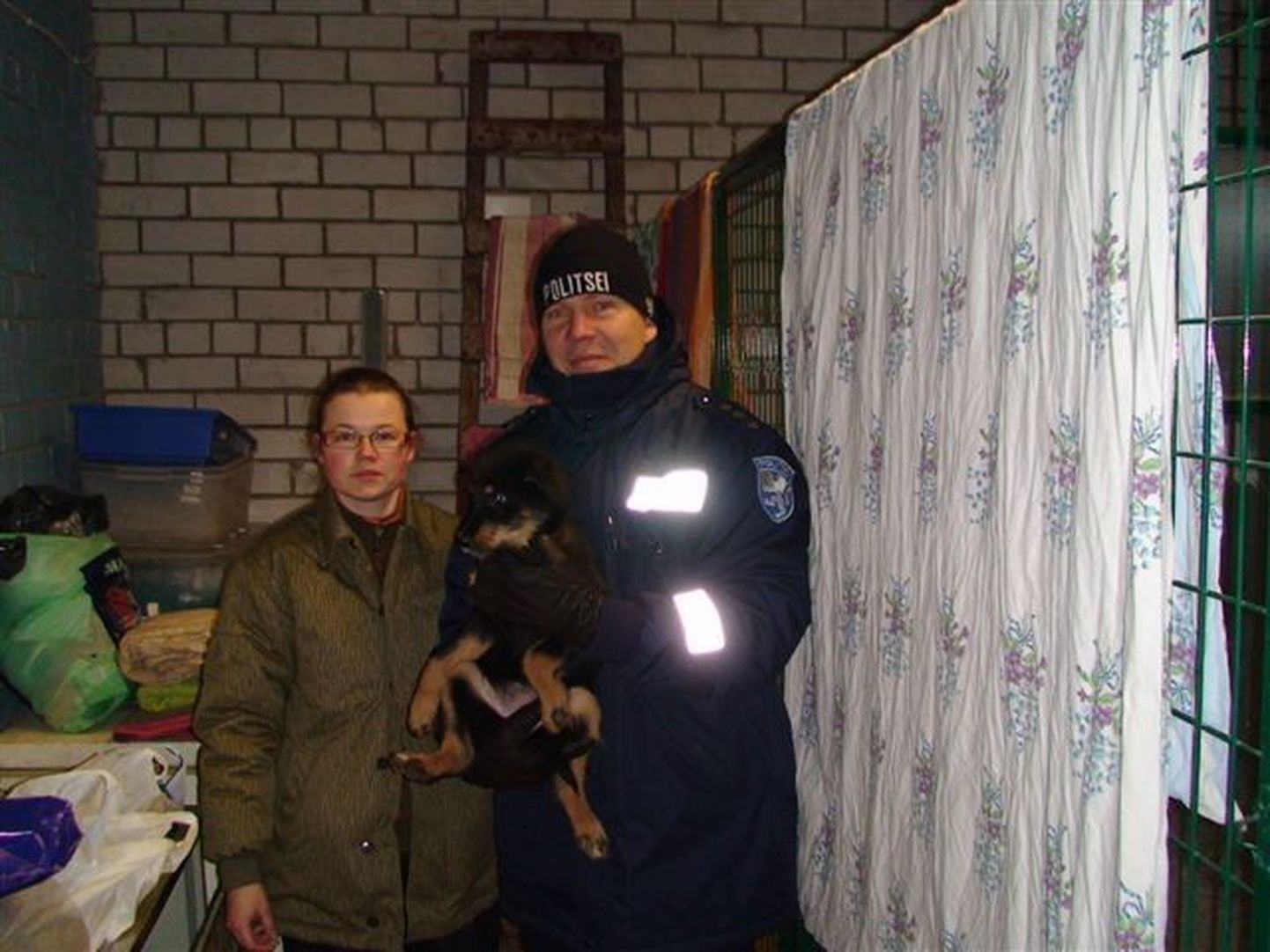 Kodutute loomade varjupaiga eestvedaja Triinu Priks ja politsei vanemkomissar Alvar Pähkel.