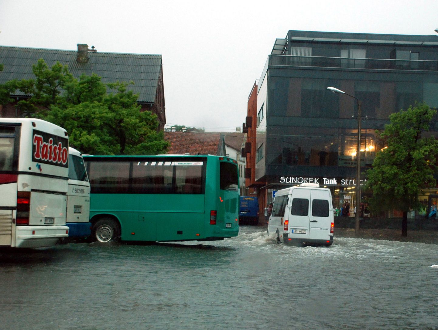 Hoovihmade tõttu üleujutav Pärnu kesklinna bussijaama ümbrus jääb arvatavasti tulevikuski üle ujutama.