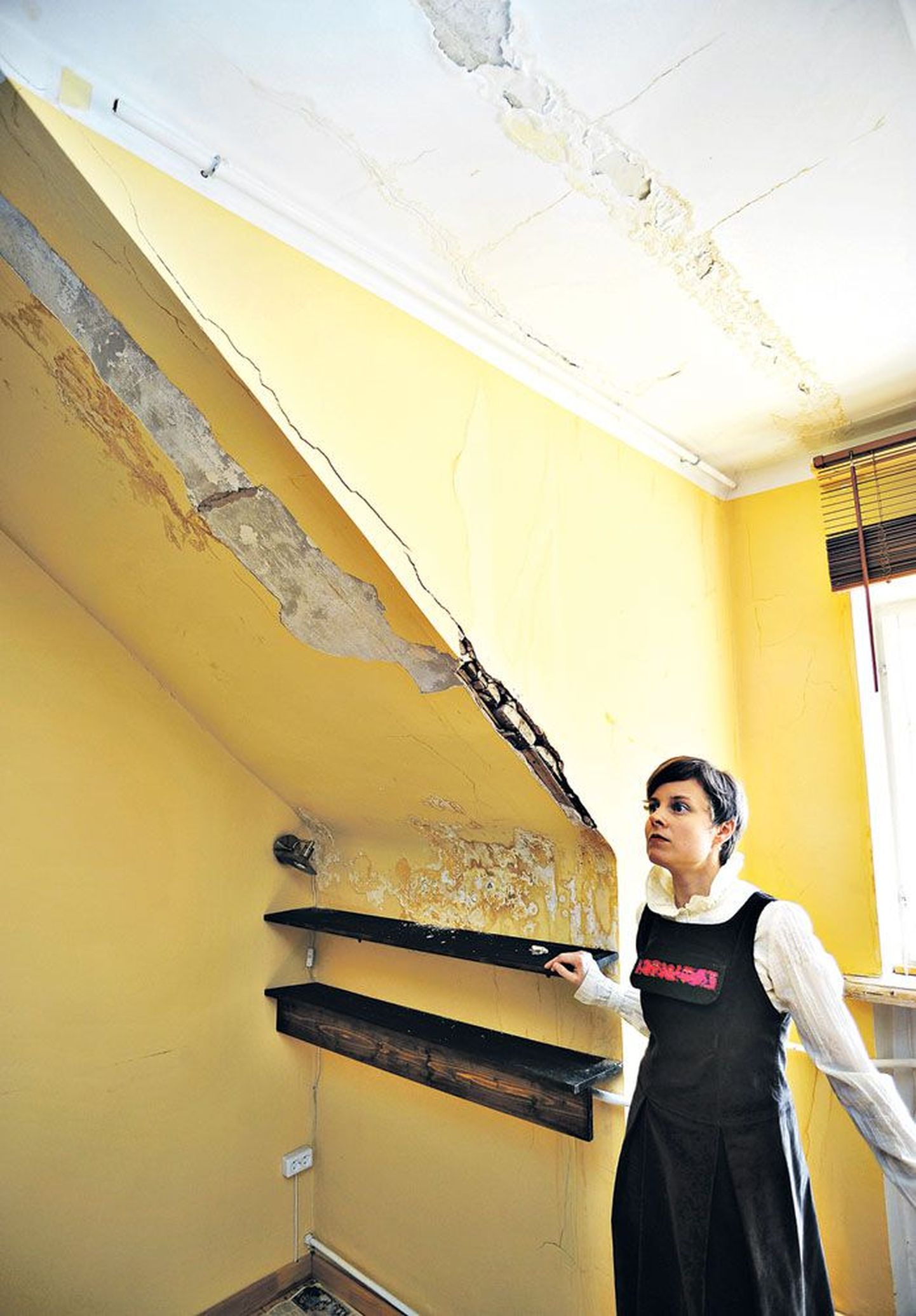 Kristiina Reidolv näitab läbijooksust tekkinud kahjustusi oma Tartu Kunstimaja ülemisel korrusel asuvas korteris.