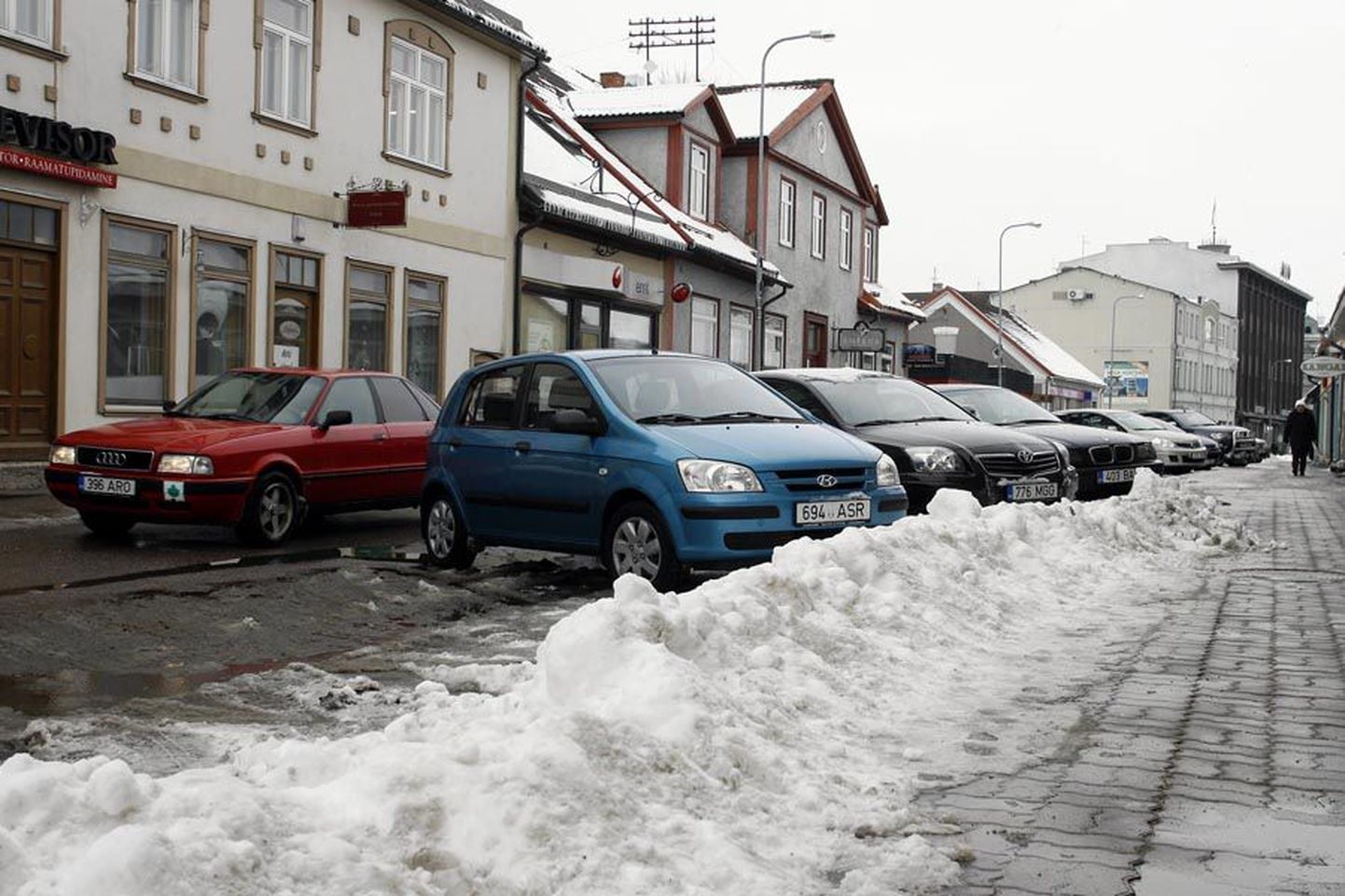 Hoolimata tänavatel olevatest lumevallidest, tuleb parkimisel järgida liikluseeskirja.