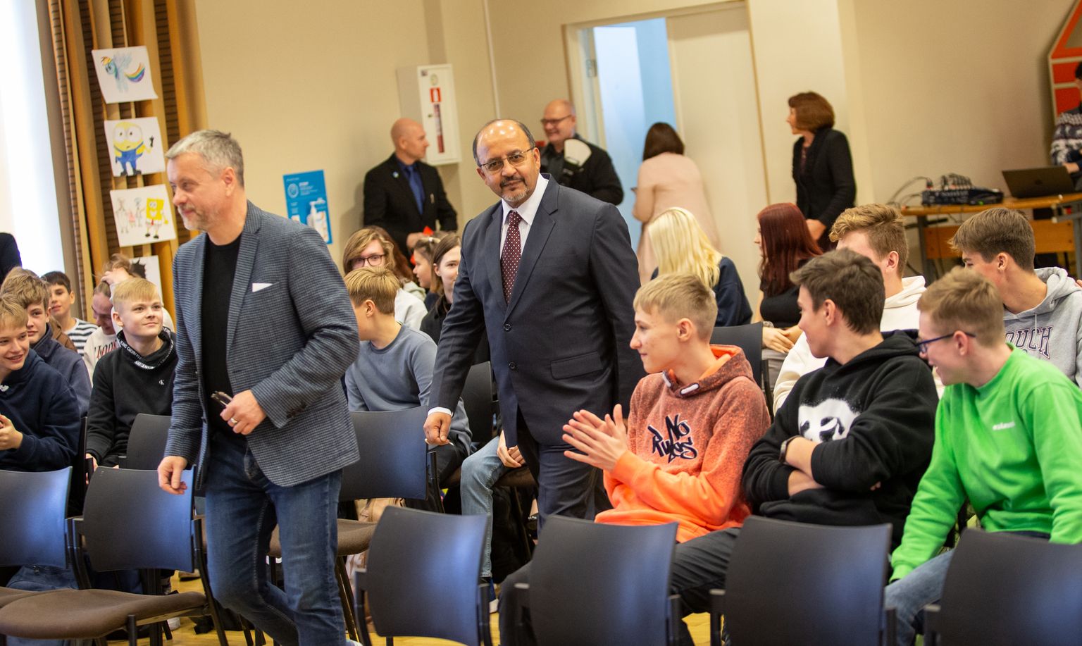 Ajaneesh Kumar valdab seitset keelt ja ta soovitas ka kooliõpilastel keeleõppele rõhku panna, sest keelteoskus avab maailma.