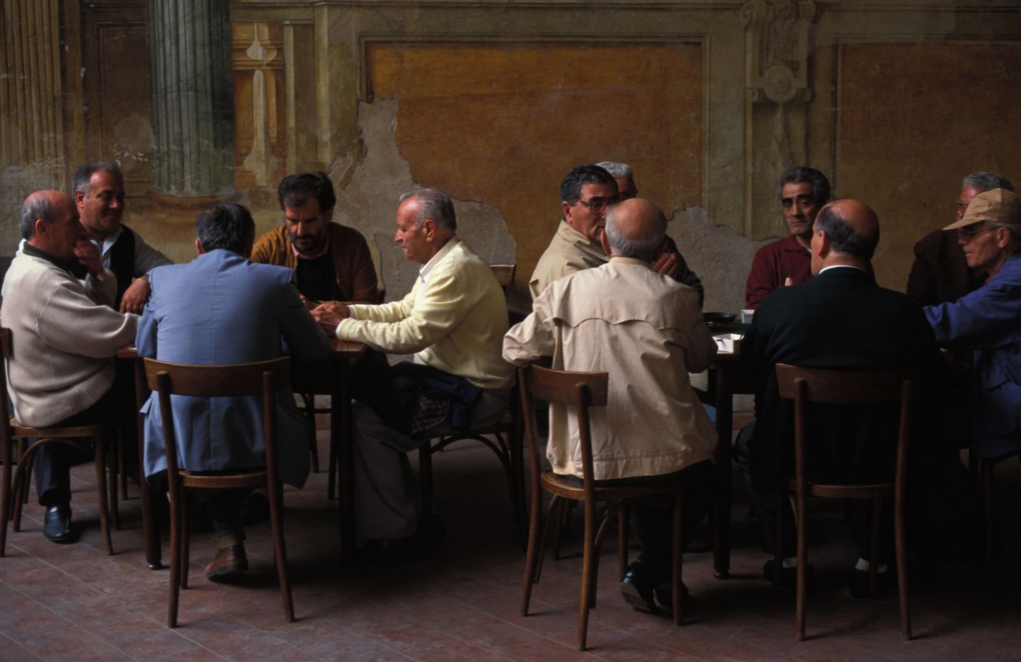 Itaalia pensionärid kohvikus.