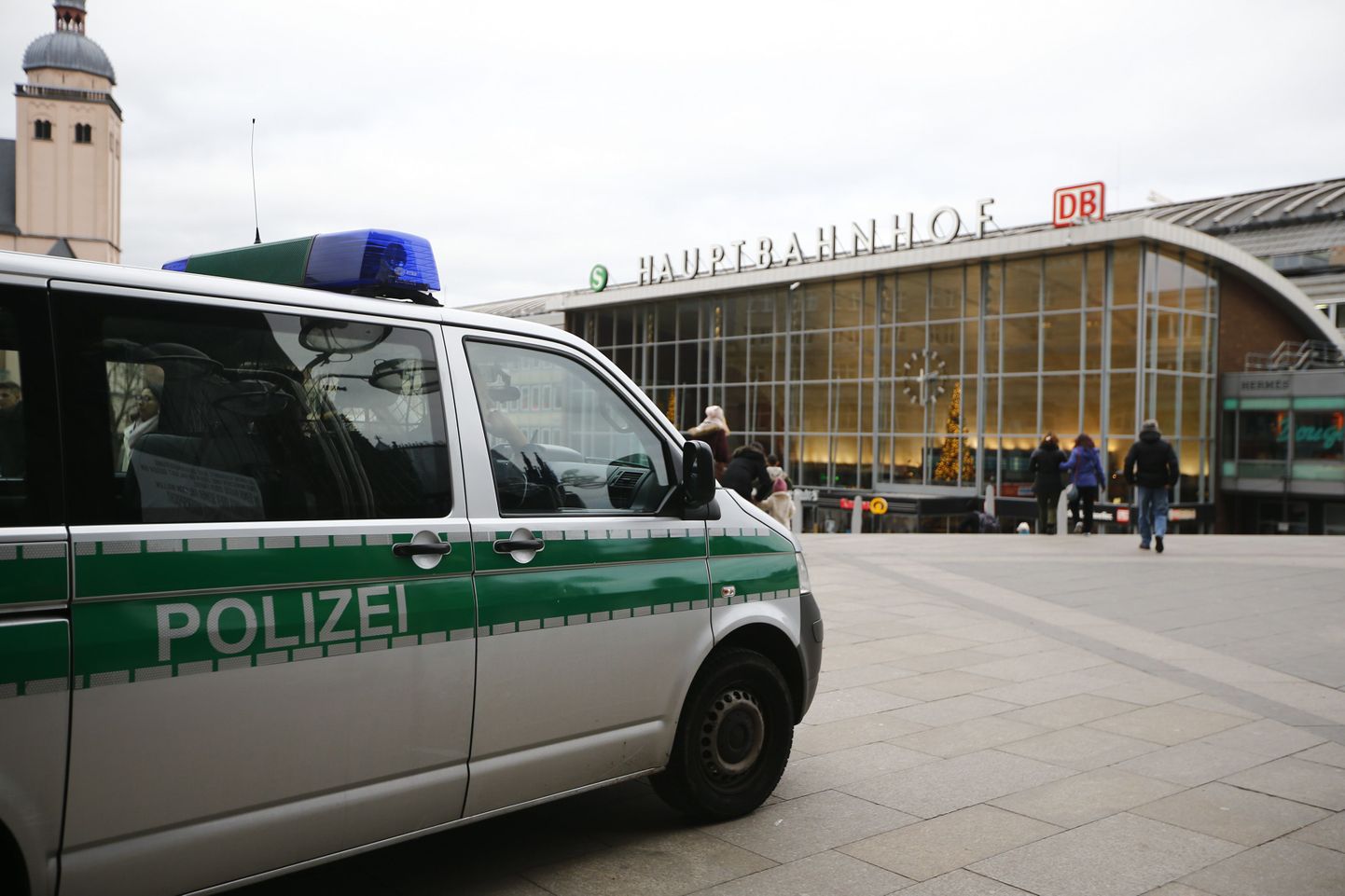 Politseiauto patrullimas Kölni peamise raudteejaama ees.