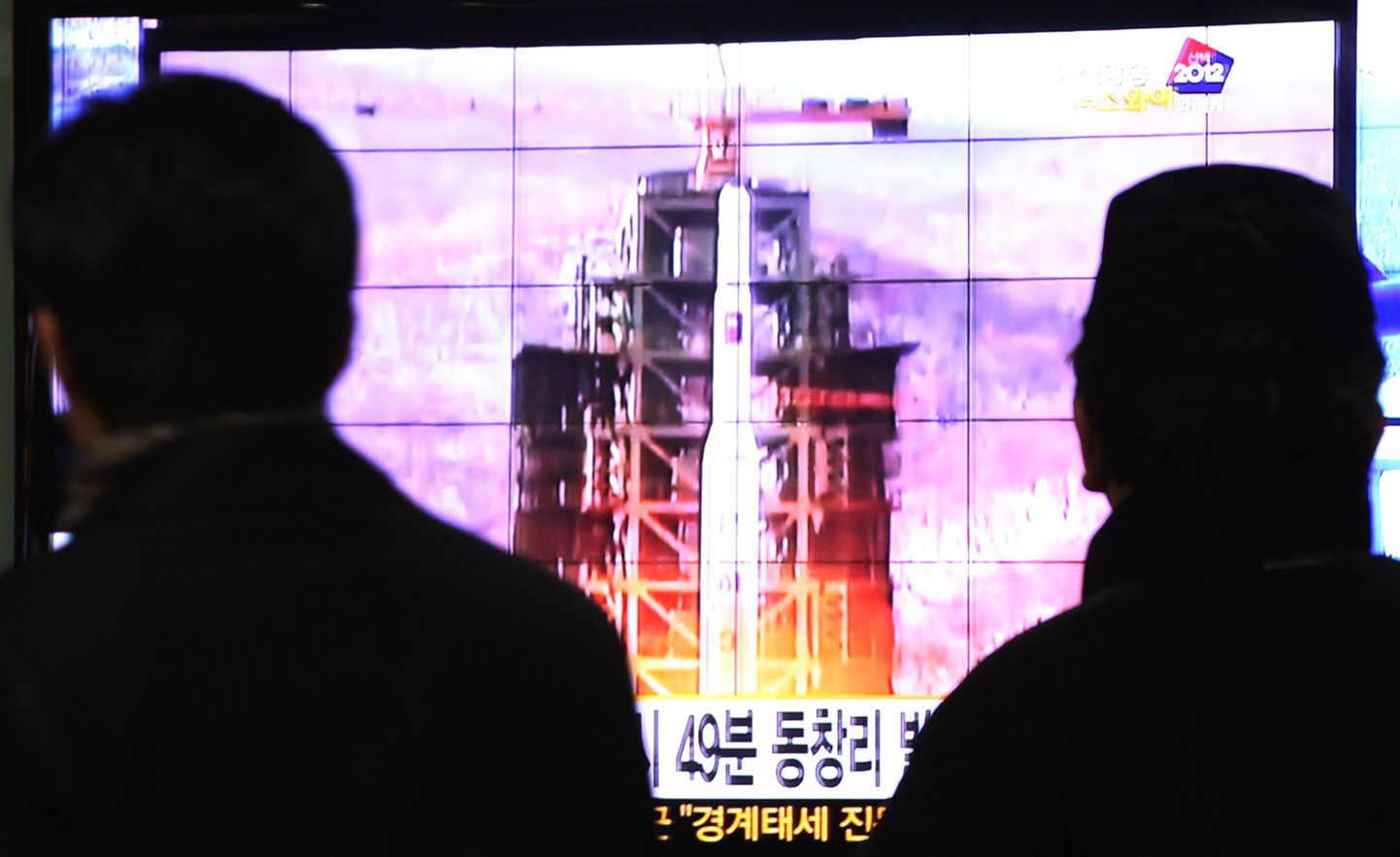 Lõuna-Korea elanikud vaatavad teleuudist Põhja-Korea raketikatsetusest.