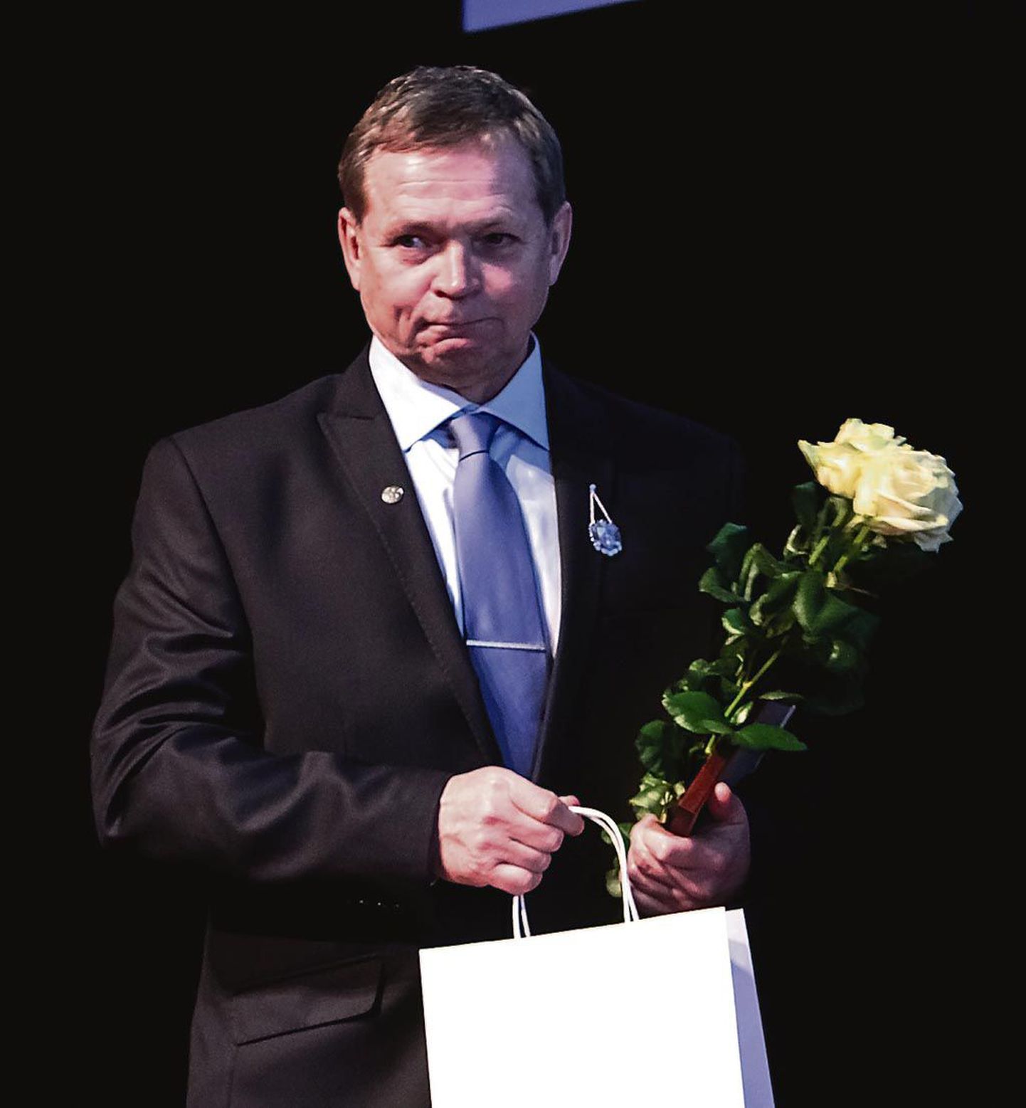 Pärnu linna vapimärgi kavaler, jalgpallitreener Jüri Saar tänas sõnavõtus tema tööd väärtustanuid.